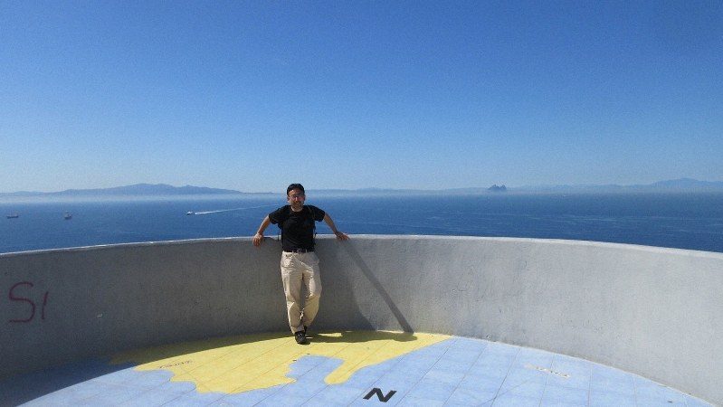 アフリカ大陸側から欧州を見たジブラルタル海峡。対岸にジブラルタルの岩山が遠望できる(写真は筆者撮影)