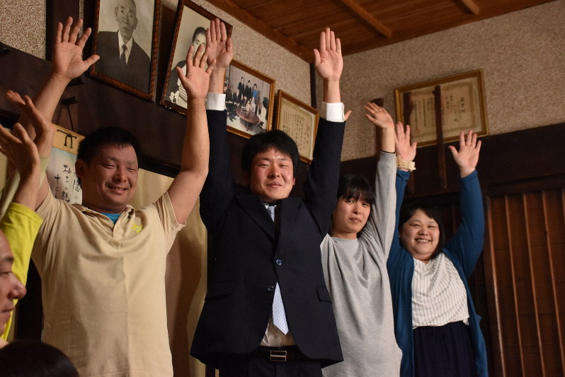 当選の知らせを受け、自宅で万歳する和田将之氏(右から3人目)と妻華奈さん(同2人目)=高知県大川村で2019年4月21日午後8時43分、松原由佳撮影