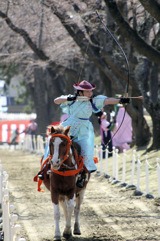疾走する馬上から的を狙う女性騎手=十和田市の中央公園緑地で2019年4月20日、塚本弘毅撮影