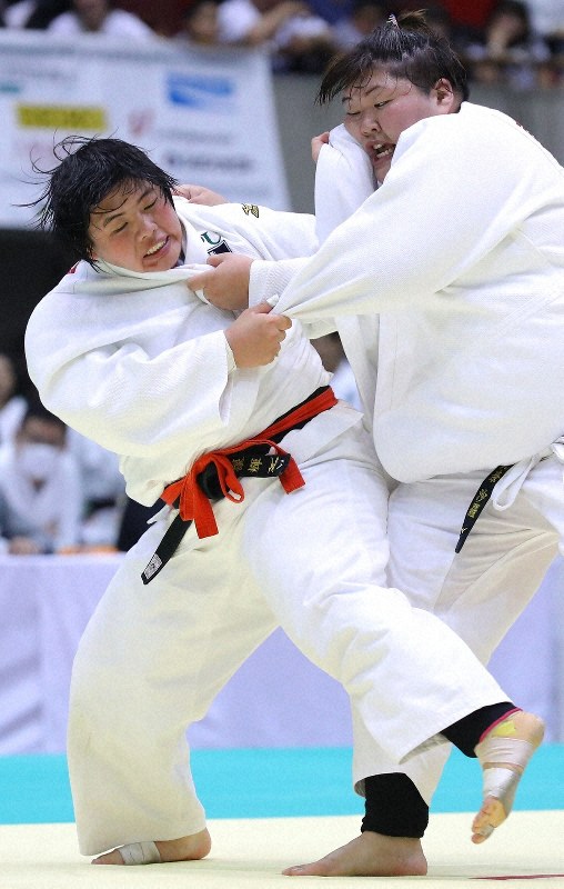 【第34回皇后杯全日本女子柔道選手権】決勝で朝比奈沙羅(右)を攻める優勝した素根輝=横浜市中区の横浜文化体育館で2019年4月21日、宮武祐希撮影