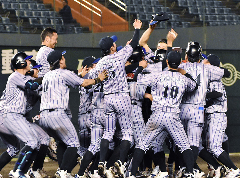 【シティライト岡山-JFE西日本】サヨナラ勝ちで優勝を決め喜ぶJFE西日本の選手ら=岡山県倉敷市のマスカットスタジアムで、戸田紗友莉撮影