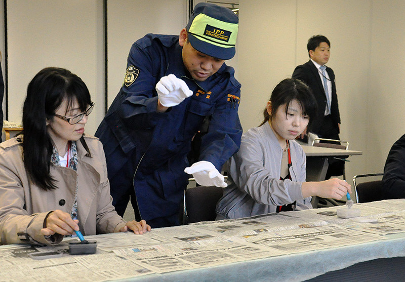 県警 採用説明会 参加者ら指紋採取など体験 石川 毎日新聞
