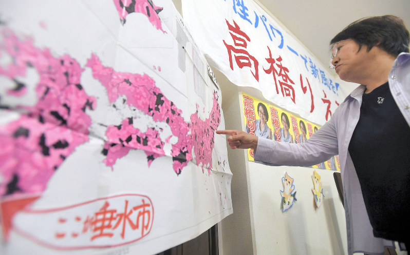 地図で女性議員の増加を確認する平神純子さん=鹿児島県垂水市で2019年4月21日午後11時50分、津村豊和撮影