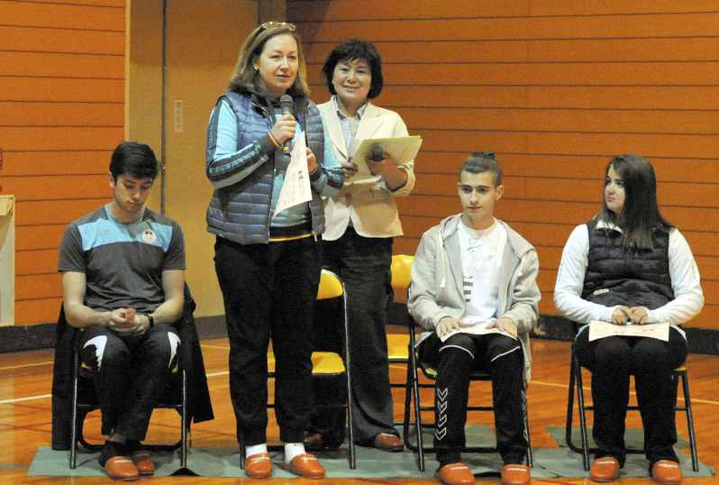 歓迎セレモニーであいさつするモルドバ選手団のイリナ・チェカノバコーチ=山形県鶴岡市で