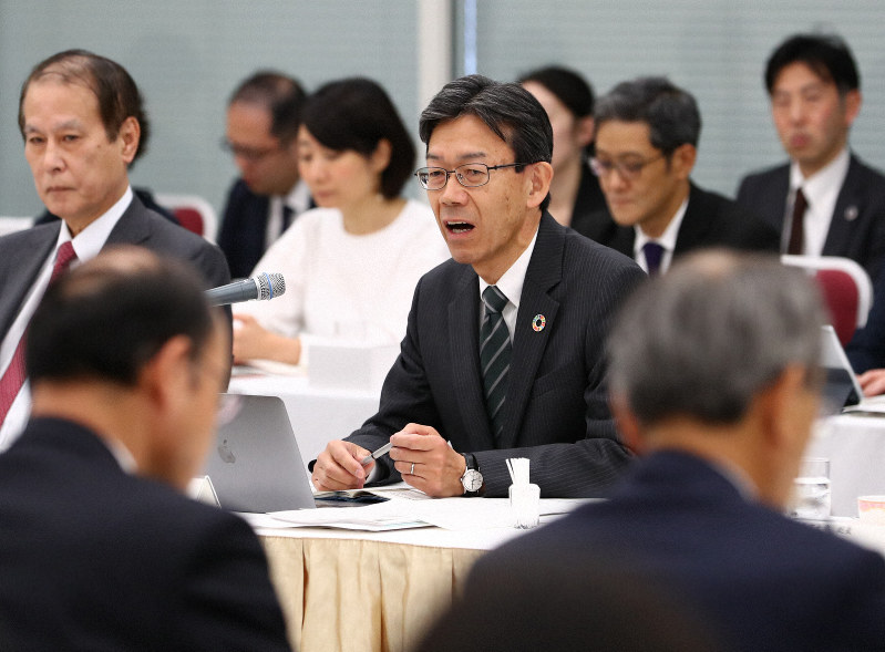 「採用と大学教育の未来に関する産学協議会」第2回会合であいさつする就職問題懇談会座長の山口宏樹埼玉大学学長(中央)=東京都千代田区で2019年4月22日午前8時、佐々木順一撮影
