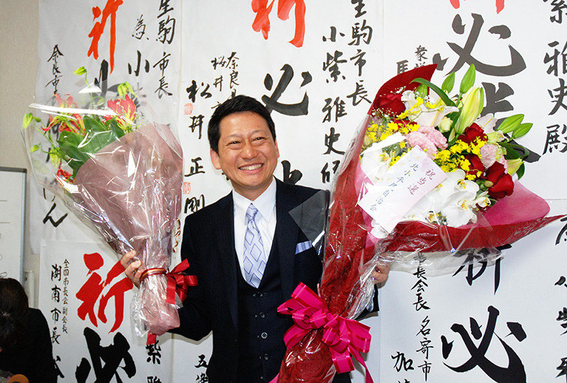 19統一地方選 生駒市長に小紫氏 市民と楽しいまちを 奈良 毎日新聞