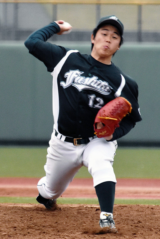 【ロキテクノベースボールクラブ-伏木海陸運送】被安打5で完投勝利を挙げた伏木海陸の宮前遥投手=富山市下飯野の市民球場で、青山郁子撮影