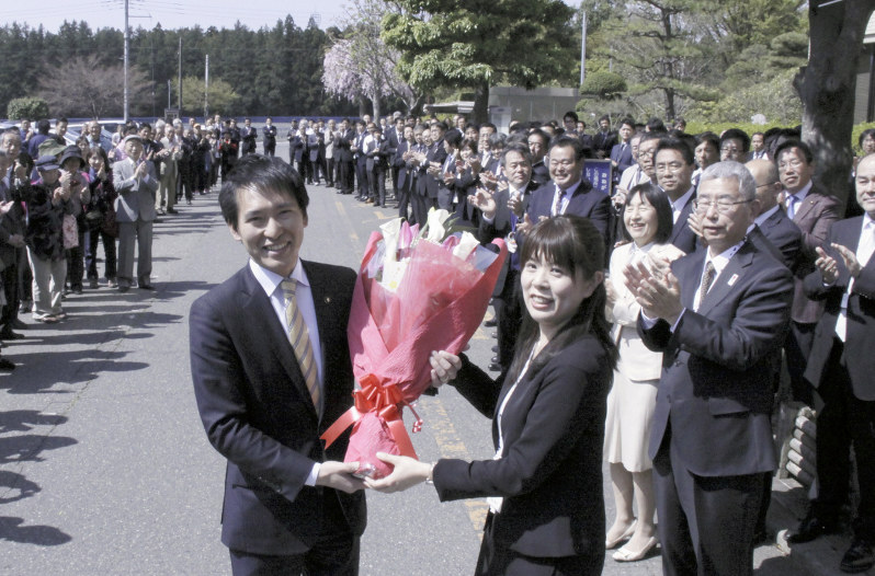 １９統一地方選 那須塩原市長選 融和を図りたい 初当選 渡辺氏が初登庁 栃木 毎日新聞