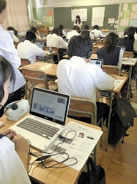 都立高入試でのスピーキングテスト導入に向けて昨年実施された調査の様子=東京都教委提供