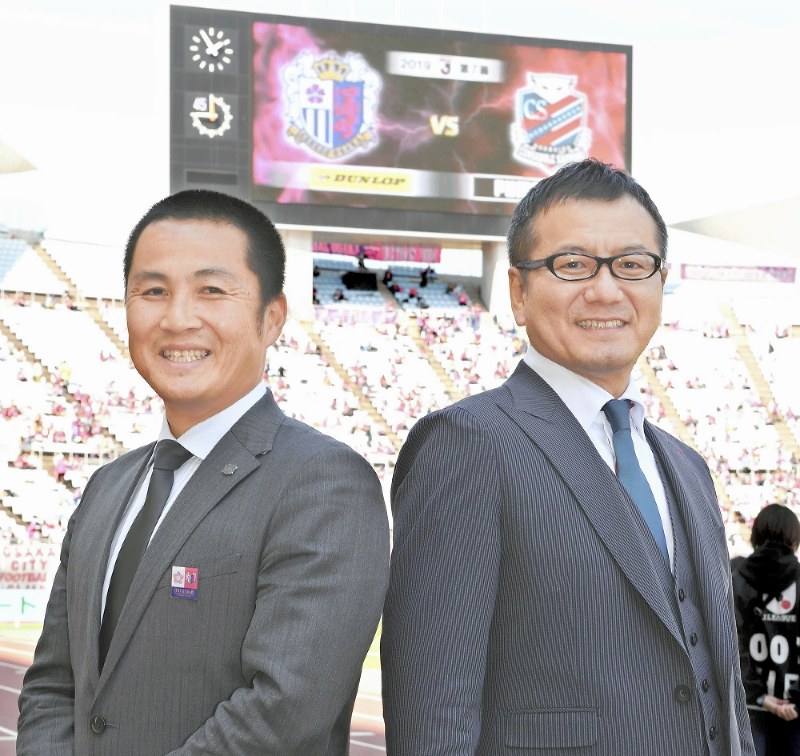 笑顔を見せるセレッソ大阪の森島寛晃社長(左)とコンサドーレ札幌の野々村芳和社長=大阪市東住吉区のヤンマースタジアム長居で2019年4月13日、山崎一輝撮影