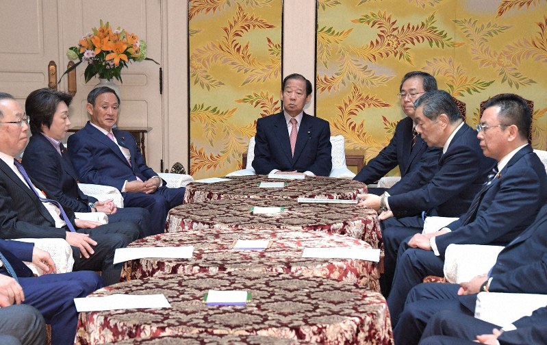 政府与党協議会に臨む自民党の二階俊博幹事長(中央)、公明党の斉藤鉄夫幹事長(右列奥)、菅義偉官房長官(左列奥)ら=国会内で2019年4月22日正午、川田雅浩撮影