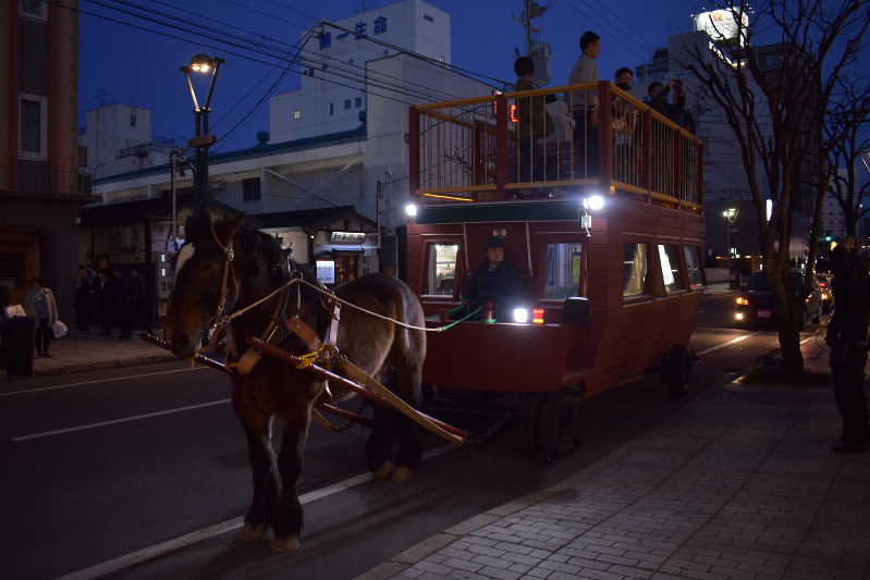 ビール片手に夜の帯広をばん馬の馬車で 運行開始 毎日新聞
