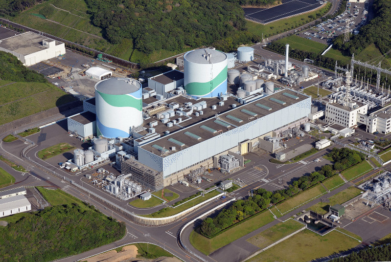 九州電力川内原発の(左手前から)2号機と1号機=鹿児島県薩摩川内市で2013年6月17日、本社ヘリから山下恭二撮影