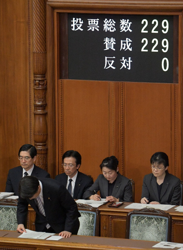 参院本会議で、旧優生保護法下で不妊手術をされた障害者らへの救済法が全会一致で可決、成立し一礼する根本匠厚生労働相(手前)=国会内で2019年4月24日午前10時52分、川田雅浩撮影