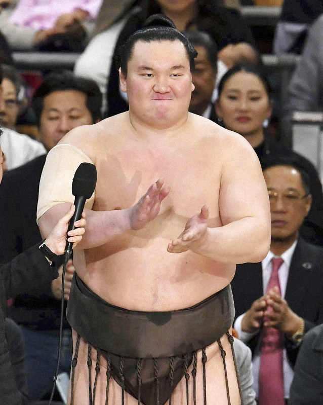 インタビューの最後に三本締めをする白鵬=エディオンアリーナ大阪で2019年3月24日、加古信志撮影