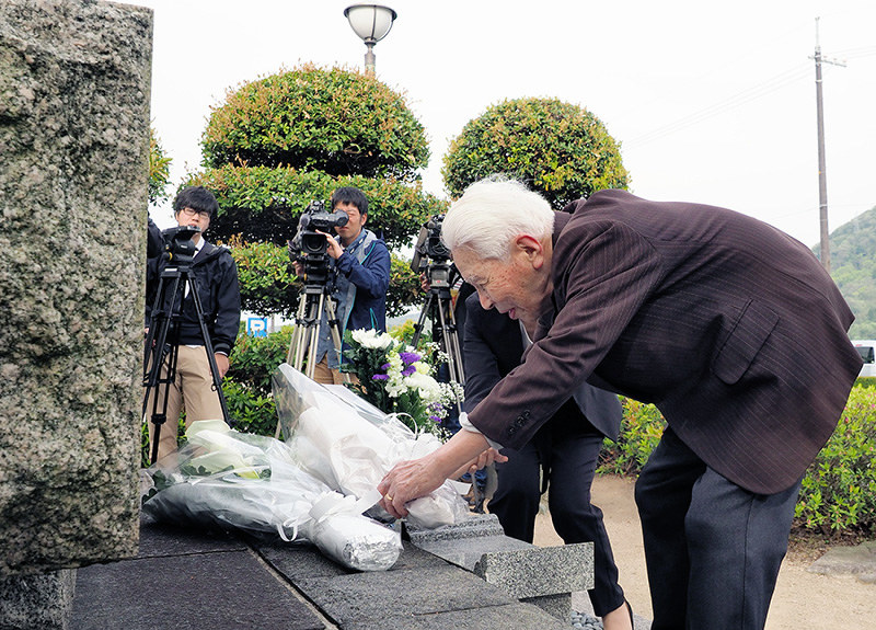 犠牲者を悼み、献花する池渕賢一朗さん=鳥取県境港市大正町で、横井信洋撮影