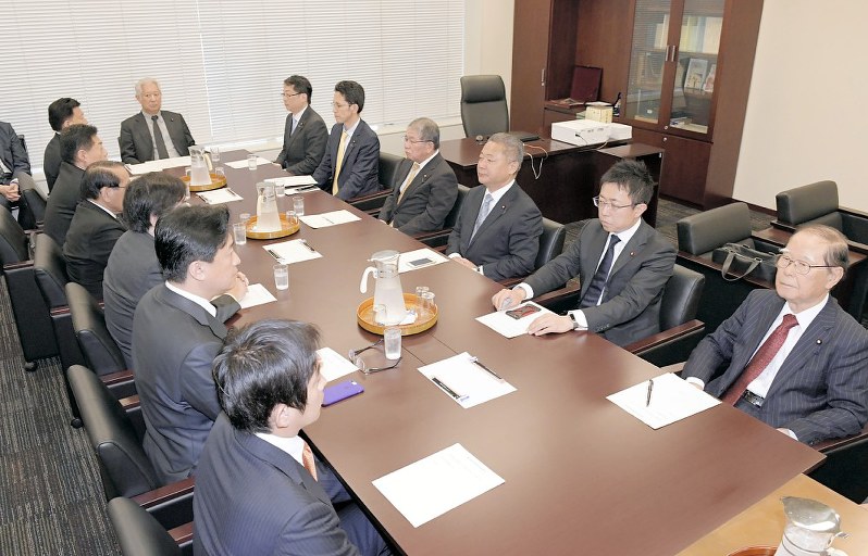 衆院憲法審査会幹事懇談会に臨む議員たち=国会内で24日、川田雅浩撮影