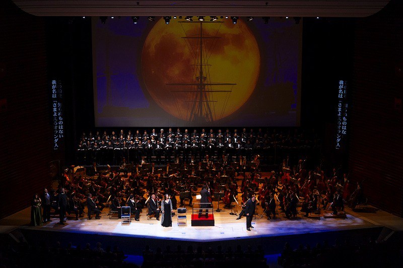 スクリーンを用いてオランダ船が近づく様子を描写 (C)東京・春・音楽祭実行委員会/青柳聡