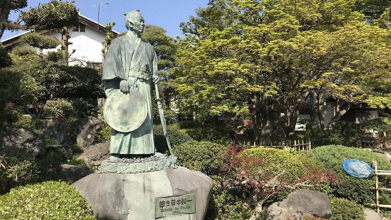 生地「中の家」の若き日の栄一像=2019年4月18日、田中学撮影