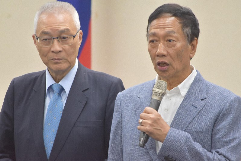 台湾総統選に向け、国民党の予備選への出馬を表明する鴻海の郭台銘会長(右)=台北市の国民党本部で2019年4月17日、福岡静哉撮影