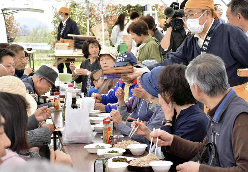 道の駅河北 閉館から１年ぶりに再出発 仮オープン盛況 山形 毎日新聞