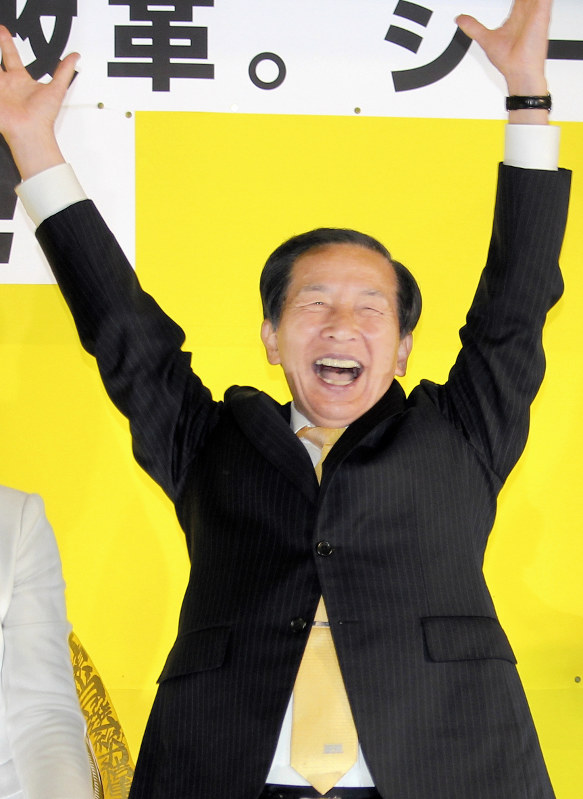 4選を果たし、万歳をする堀内茂氏=山梨県富士吉田市内で
