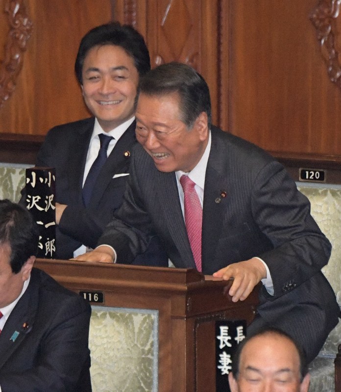 衆院本会議に臨む国民民主党の玉木雄一郎代表(左)と自由党の小沢一郎共同代表=2019年4月25日、川田雅浩撮影