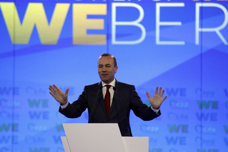 ギリシャのアテネで本格的な選挙運動のスタートとなる演説をするウェーバー欧州議員=4月23日、AP