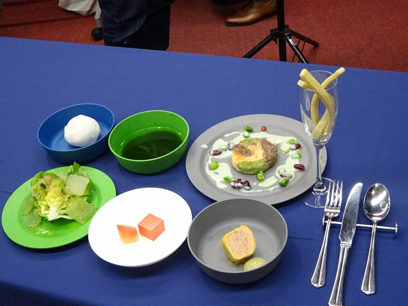 月で調達可能な食材で作った「月面ディナー」。上段中央の緑色のスープはミドリムシなどの藻類でできている=東京都中央区で2019年3月27日午後4時ごろ、斎藤有香撮影