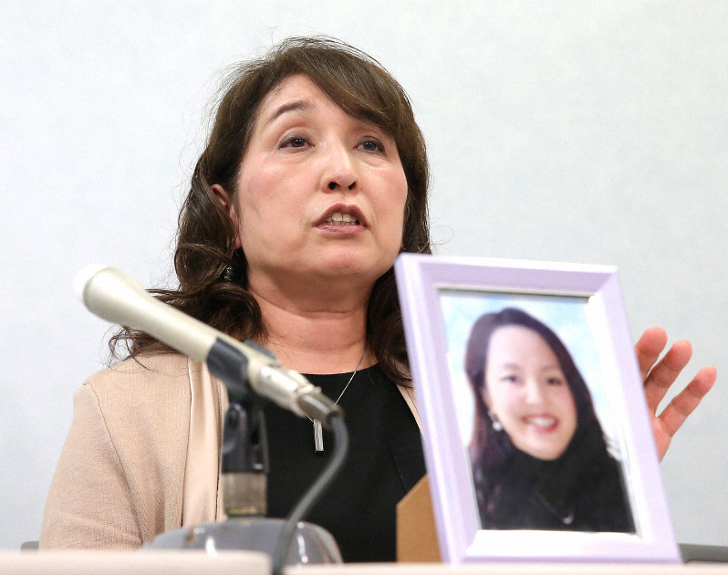 提訴後の記者会見で、亡くなった美希さんについて話す母親の津島朋子さん=大阪市北区で2019年4月26日、梅田麻衣子撮影