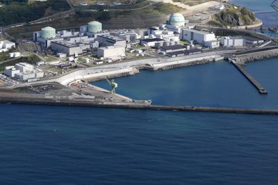 敷地内の断層などの安全審査が続く泊原発＝北海道泊村で2017年9月、本社機「希望」から竹内幹撮影