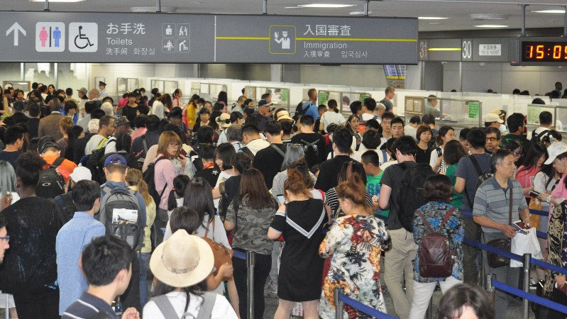 海外からの客で混雑する、成田空港の入国審査場