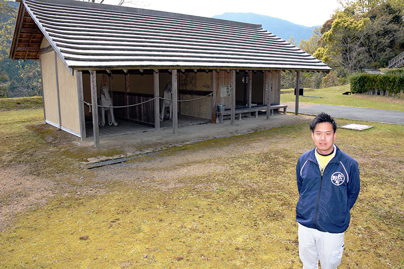 復元された西第十曲輪馬屋前で「続100名城指定後は県外からの来訪者が目立って増えました」と語る愛媛県松野町教委の亀沢一平主事=同町松丸で、松倉展人撮影