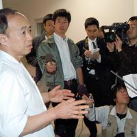 日本移植学会など4学会が出した、病気腎移植を非難する統一声明に対して見解を述べる万波誠医師（左）＝愛媛県宇和島市の宇和島徳洲会病院で2007年3月31日