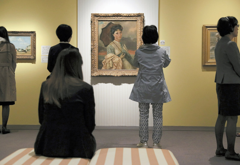 「バレル・コレクション」展の内覧会でクールベの作品(中央)を見る人たち=東京都渋谷区で2019年4月26日、吉田航太撮影