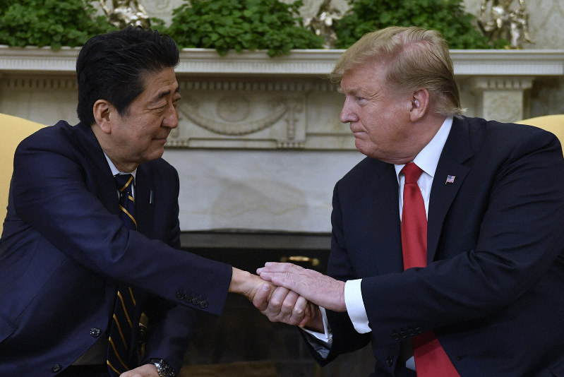 日米首脳会談で握手を交わす安倍晋三首相(左)とトランプ米大統領=米ワシントンのホワイトハウスで2019年4月26日、AP