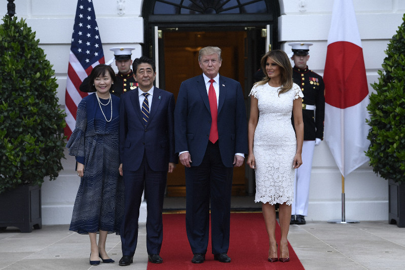左から安倍昭恵夫人、安倍晋三首相、トランプ米大統領、メラニア夫人=米ワシントンのホワイトハウスで2019年4月26日、AP