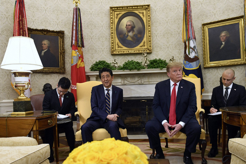 トランプ大統領と会談する安倍晋三首相=AP