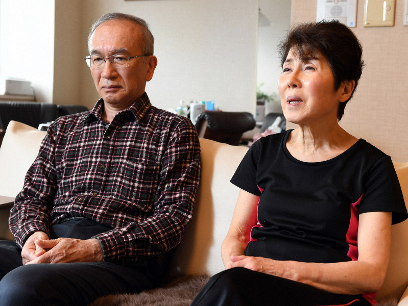 過労死したNHK記者・佐戸未和さんについて話す両親の守さん(左)と恵美子さん=東京都内で2019年3月29日午後2時12分、宮本明登撮影
