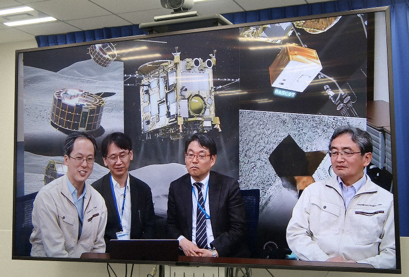 探査機「はやぶさ2」が小惑星リュウグウに作ったクレーターが確認され、テレビ会議システムで状況を説明する津田雄一・プロジェクトマネジャー(左端)ら=東京都千代田区で2019年4月25日、永山悦子撮影