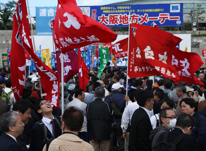 旗を手に「第90回大阪地方メーデー」に集まった人たち=大阪市中央区で2019年4月27日午前10時半、小出洋平撮影