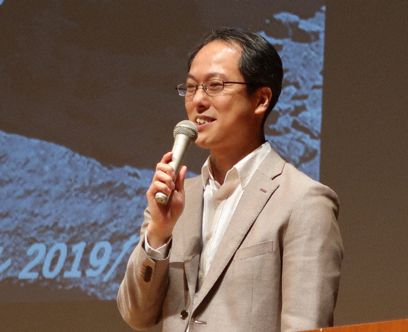 探査機「はやぶさ2」のこれまでの成果を解説する津田雄一・プロジェクトマネジャー=相模原市南区で2019年4月27日、永山悦子撮影