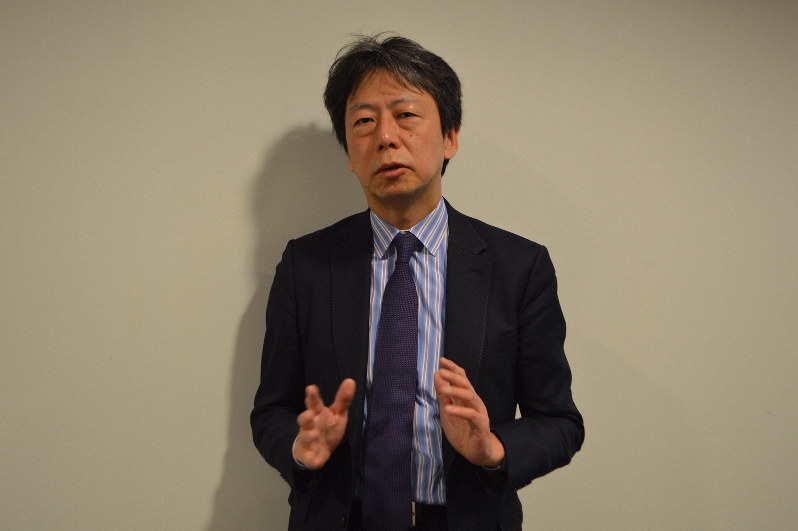 中高年のひきこもり問題について語る池上正樹さん=東京都渋谷区で2019年4月8日、和田浩幸撮影