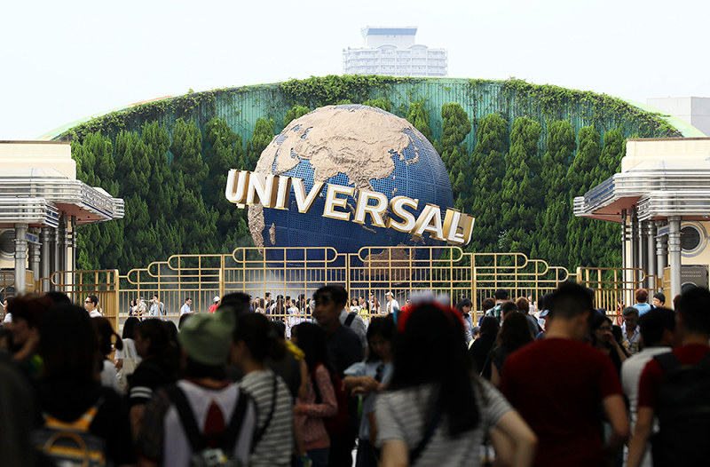 多くの客でにぎわうユニバーサル・スタジオ・ジャパンの園内大阪市此花区で=幾島健太郎撮影