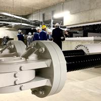 免震事務棟の最下層に取り付けられた免震装置＝福井県おおい町の関西電力大飯原発で、高橋一隆撮影