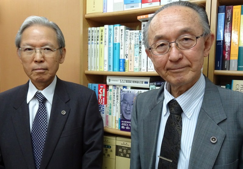伊方原発訴訟を振り返る原告弁護団の菅充行弁護士(左)と平松耕吉弁護士=大阪市北区で、青島顕撮影