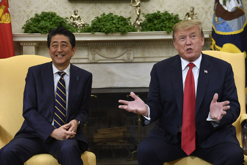 安倍首相(左)とトランプ米大統領=ワシントンのホワイトハウスで2019年4月26日、AP