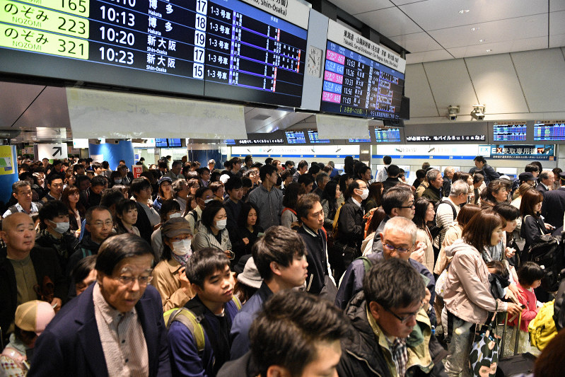 ゴールデンウイークの利用客で混雑する東海道新幹線改札口=東京駅で2019年4月28日午前9時56分、丸山博撮影
