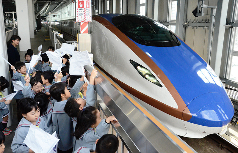 北陸新幹線の「はくたか」に使われている「E7・W7系」車両=富山駅で、古川宗撮影