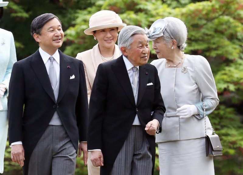 春の園遊会に臨まれる天皇、皇后両陛下と皇太子ご夫妻=東京都港区の赤坂御苑で2018年4月25日、佐々木順一撮影